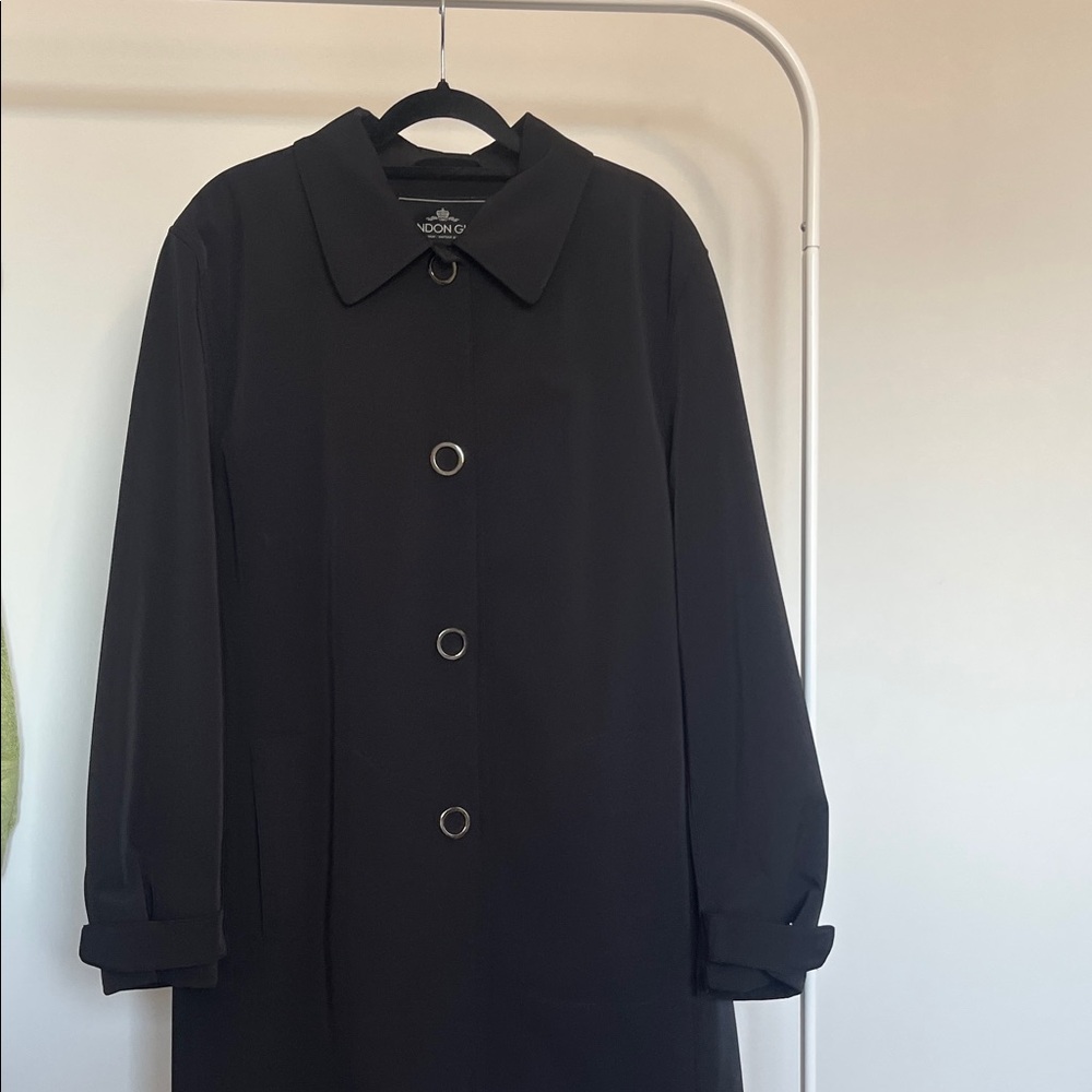 Vintage Black Classic Trench coat with Ring-Detail Buttons
